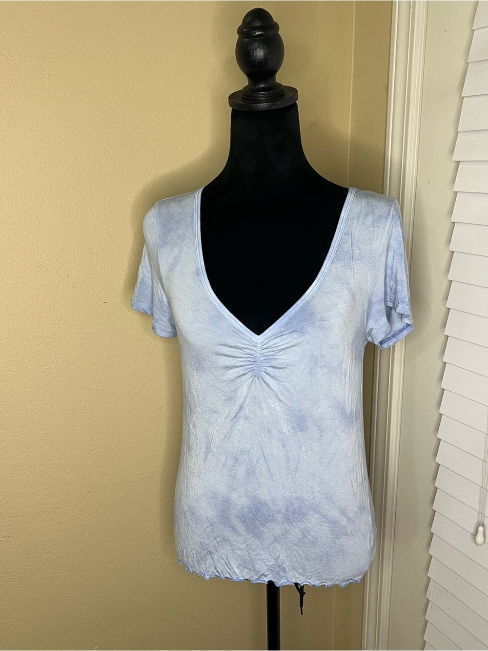American Eagle Outfitters Light Blue Tie-Dye V-Neck Short Sleeve Tee
